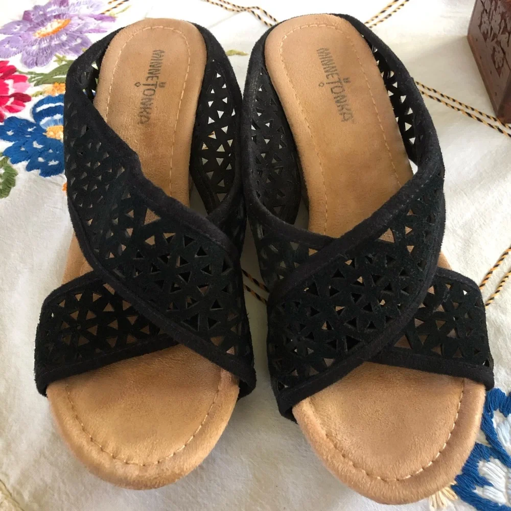 Minnetonka Lainey Suede Crisscross Comfort Platform Wedges in Black. Size 9